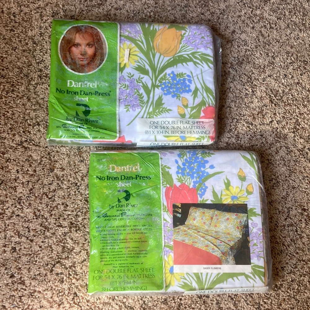 NOS Set of 2 Vintage 1970s Floral Flat Sheets Double Bed Sassy Flowers Print NEW